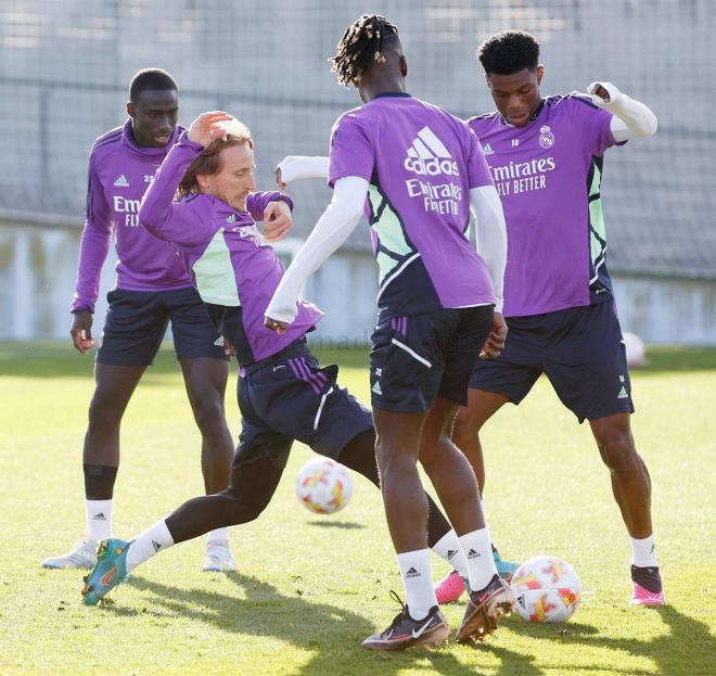 Modric, Camvinga y Tchouameni, en el entrenamiento del Real Madrid del lunes 9 de enero (Foto: RM).