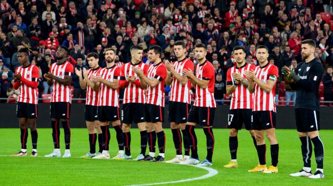 Los futbolistas del Athletic aplauden en honor a Txetxu Rojo. (Foto: Athletic Club)