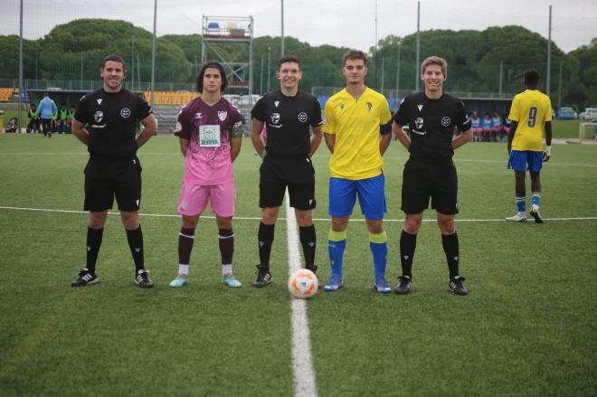 Los capitanes del Málaga y el Cádiz juvenil (Foto: CCF).