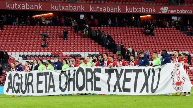 Los jugadores con una pancarta por Txetxu Rojo tras el derbi ante el CA Osasuna en San Mamés (Foto: Athletic Club).