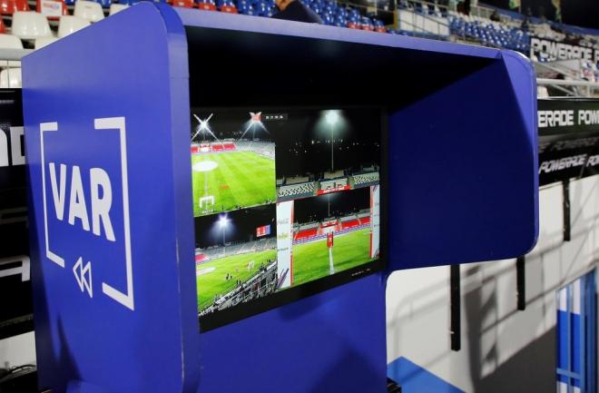 VAR y sala VOR (Foto: EFE)