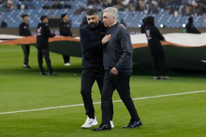 Ancelotti y Gatusso se saludan antes del partido entre Real Madrid y Valencia (Foto: EFE).