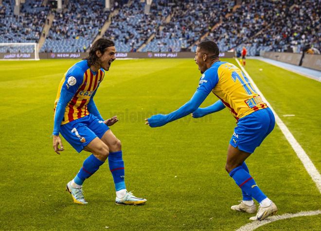 Cavani y Lino celebran el primer gol del Valencia CF