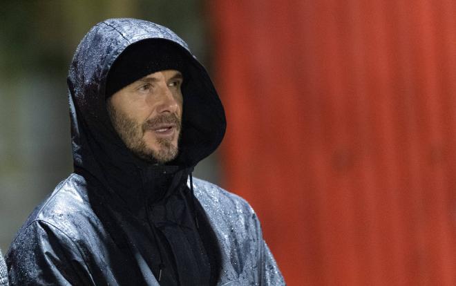 David Beckham, viendo el debut de su hijo Romeo con el filial del Brentford (Foto: Cordon Press).