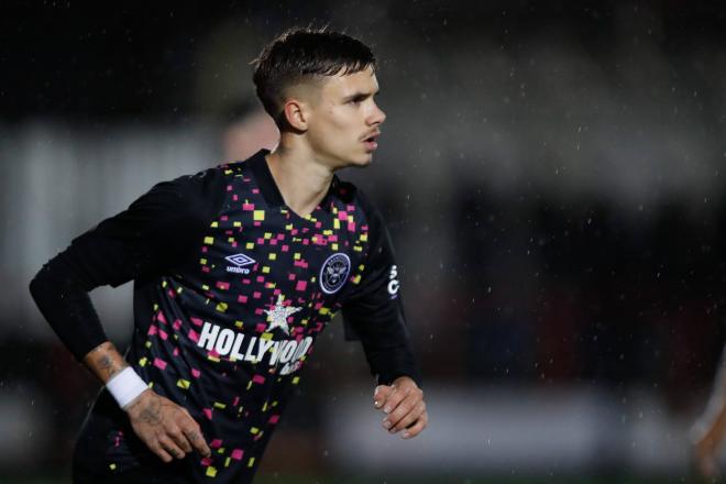 Romeo Beckham, hijo de David, en su debut con el filial del Brentford (Foto: Cordon Press).