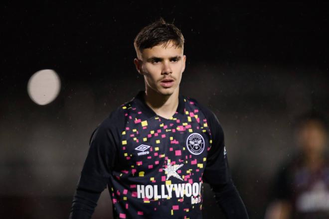 Romeo Beckham, hijo de David, en su debut con el filial del Brentford (Foto: Cordon Press).