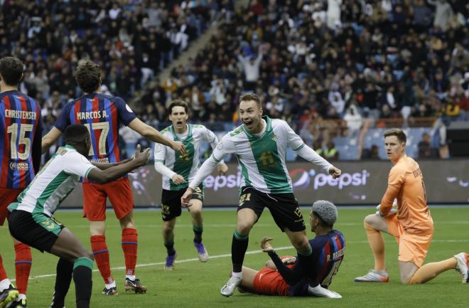 Loren, jugador del Real Betis, celebra su gol al Barça (Foto: EFE)