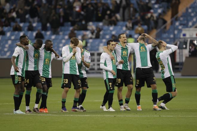 Los jugadores del Betis, durante la tanda ante el Barça (Foto: EFE).