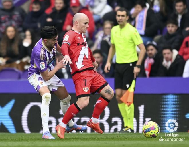 Kike Pérez presiona a Isi en el Real Valladolid-Rayo Vallecano.