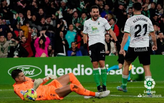 Cuéllar ante el Racing. (Foto: LaLiga)