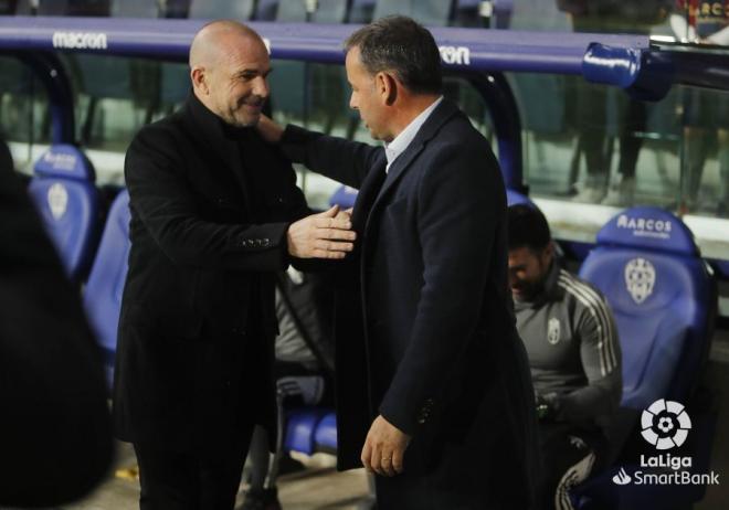 Calleja y Paco López se saludan en el Ciutat. (Foto: LaLiga)