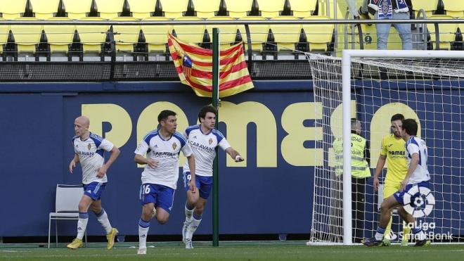 Azón celebra su gol en el Villarreal B-Real Zaragoza (Foto: LaLiga).