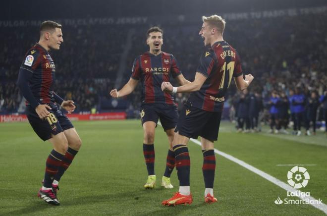 Cantero ante el Granada en el Ciutat. (Foto: LaLiga).