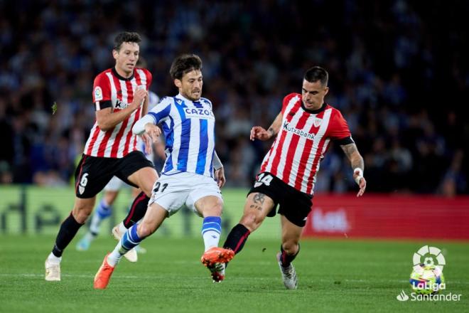 Dani García encima a Silva ante Mikel Vesga en el derbi Real Sociedad-Athletic Club (Foto: LaLiga).