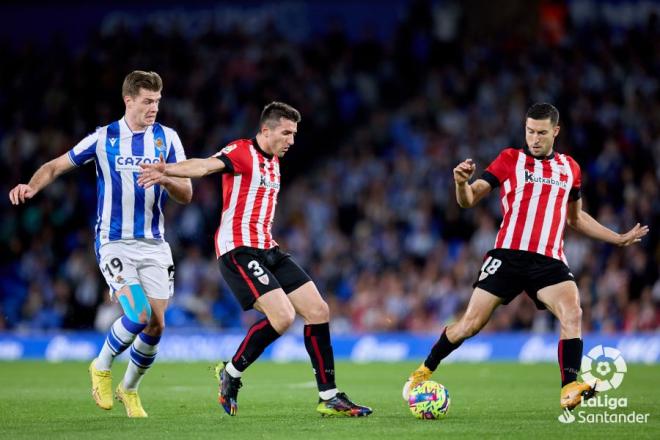 De Marcos y Vivian defienden a Sorloth en el Real Sociedad-Athletic Club (Foto: LaLiga).