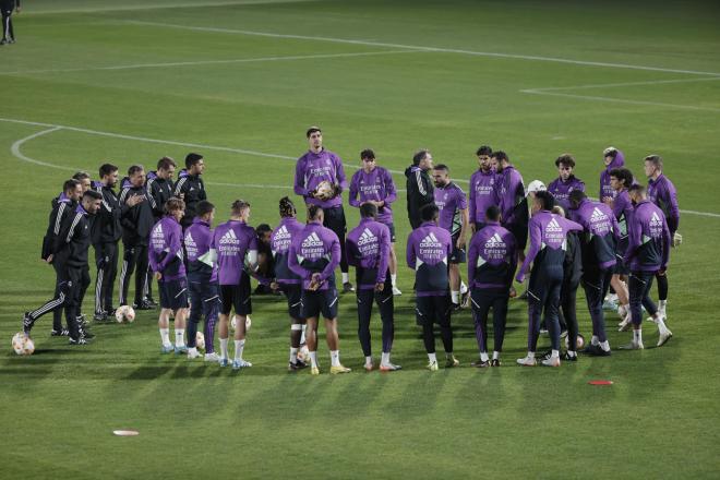 Ancelotti dirige un entrenamiento del Real Madrid en Riad (FOTO: EFE).