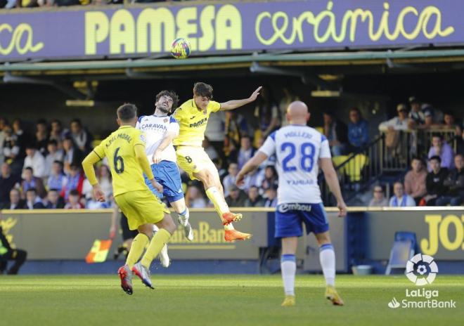 Eugeni en una disputa del Villarreal B-Real Zaragoza (Foto: LaLiga).