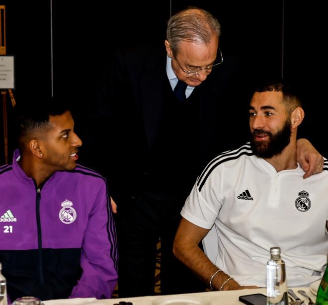 Florentino Pérez saluda a Benzema y Rodrygo (Foto: RMCF).