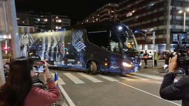 El autobús de la Real Sociedad llega a Anoeta en un partido.