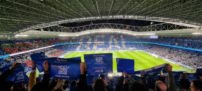 Aficionados de la Real Sociedad en el Reale Arena.