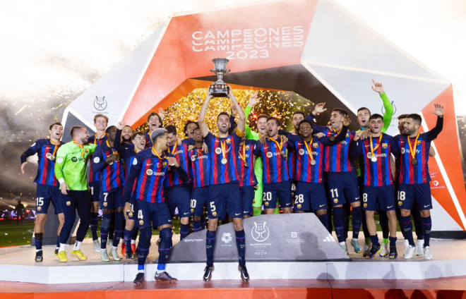 Busquets eleva el trofeo de la Supercopa de España (FOTO: RFEF).