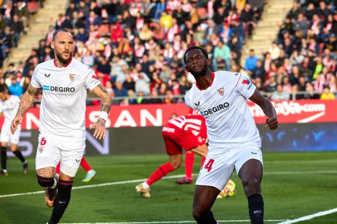 Nianzou y Gudelj celebran el gol del Sevilla en Girona (Foto: Cordon Press).