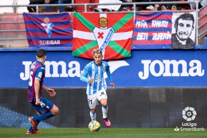 Fran Villalba conduce el balón ante el Eibar (Foto: LaLiga).