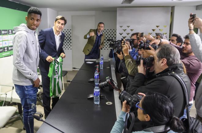 Abner, junto a Ángel Haro, en su presentación con el Betis (Foto: EFE).