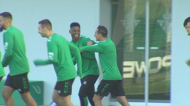 Andrés Guardado se ríe junto a Abner Vinícius en su primer día de entrenamiento con el Real Betis
