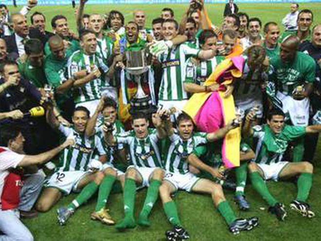 La plantilla del Betis celebra el título de la Copa del Rey de 2005 ante Osasuna (Foto:EFE)