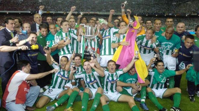 Jugadores del Betis celebran la conquista de la Copa del Rey 2005 ante Osasuna (Foto:Real Betis)