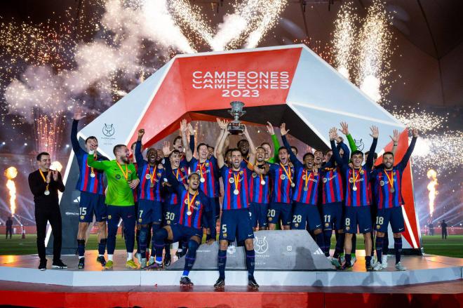 El F.C. Barcelona celebra el título de la Supercopa de España frente al Real Madrid