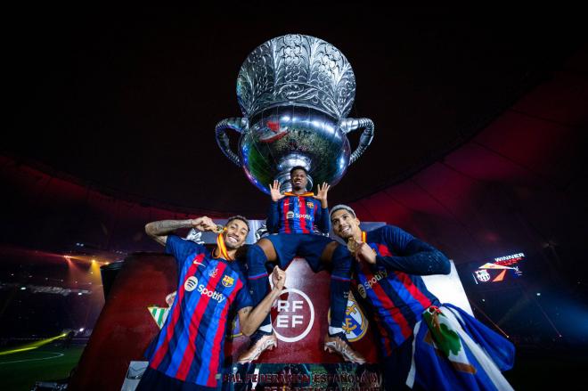 Raphinha, Ansu Fati y Araujo celebran la Supercopa de España ganada por el Barcelona (Foto: Cordon