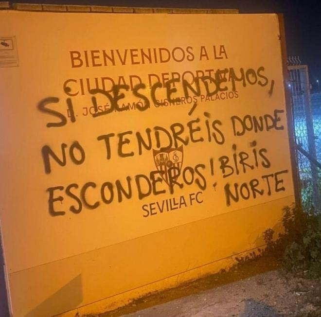 Pintadas en la ciudad deportiva del Sevilla.