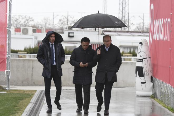 Pepe Castro, Carrasco y Fernando Navarro, durante la sesión del lunes (Foto: Kiko Hurtado).