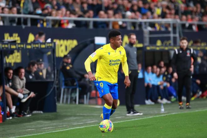 Choco Lozano conduce el balón en el Cádiz-Elche (Foto: LaLiga).