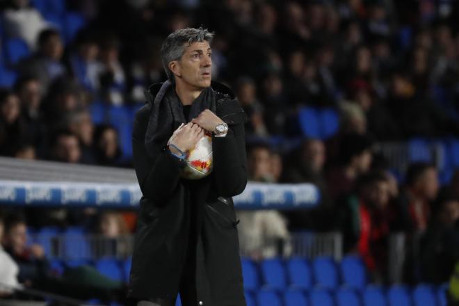 Alguacil abraza el balón en el Real Sociedad-Mallorca de Copa (Foto: EFE).