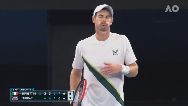 Andy Murray resopla tras ganar el punto del partido contra Berrettini en el Open de Australia