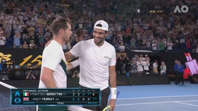 Mateo Berrettini sonríe junto a Andy Murray al terminar el partido en el Open de Australia