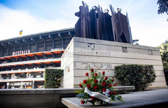 Monumento a la afición del Valencia CF al lado de Mestalla