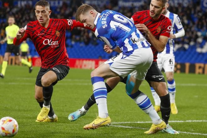 Disputa de Sorloth en el Real Sociedad-Mallorca de Copa (Foto: EFE).