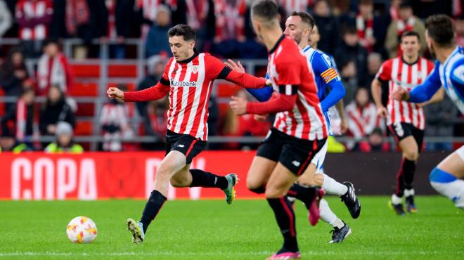 Pase de Zárraga en el Athletic-Espanyol de Copa (Foto: Athletic Club).