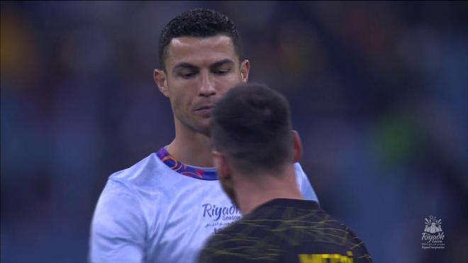 El saludo entre Cristiano Ronaldo y Messi antes del partido.
