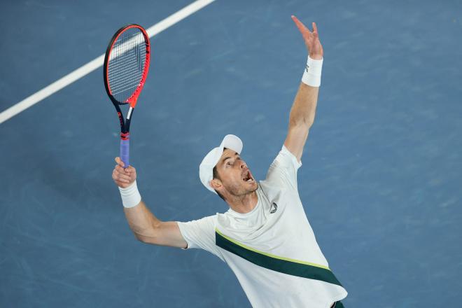 Andy Murray saca en su partido en Australia (Foto: Cordon Press).