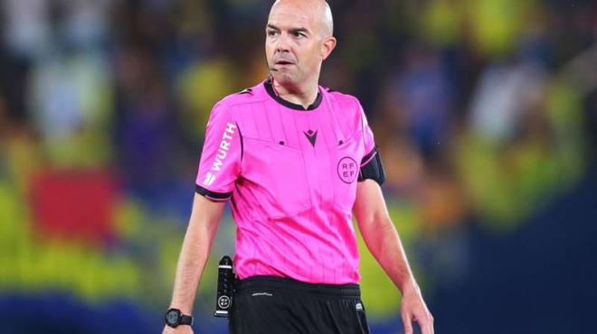 El arbitro Gónzalez Fuertes durante un partido