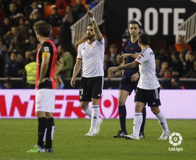Corona observa la celebración de Negredo en el Valencia CF - UD Almería (Foto: LaLiga).