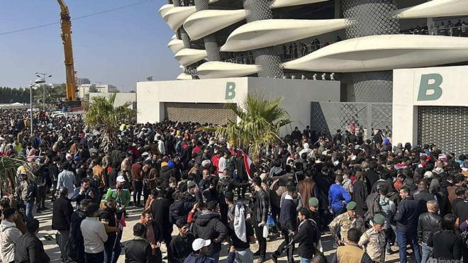 Miles de personas acudieron al estadio de Basora sin entrada.