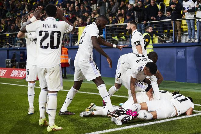 La celebración de Marco Asensio junto a sus compañeros con el 2-3 del Real Madrid. (Foto: Cordon Press)