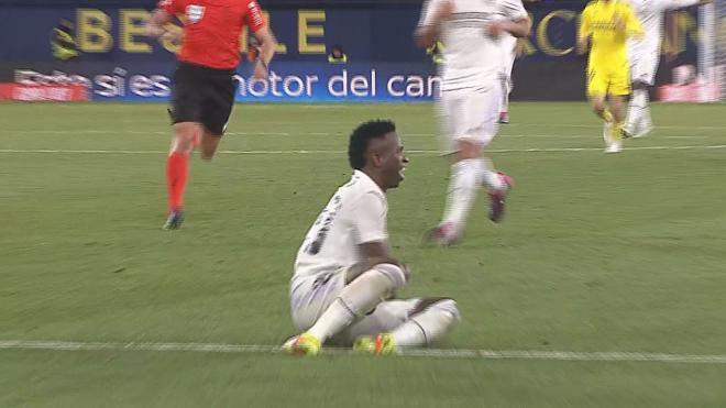 Vinícíus, en el suelo tras la entrada de Parejo