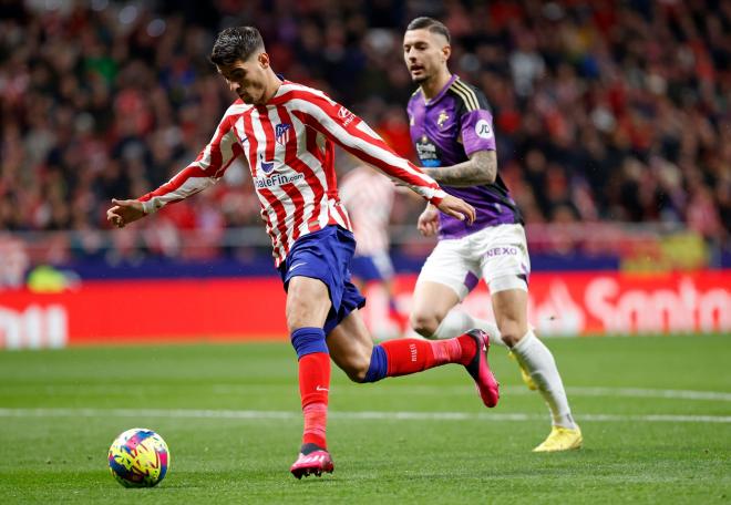 Álvaro Morata conduce en el Atlético-Real Valladolid (Foto: Atlético de Madrid).